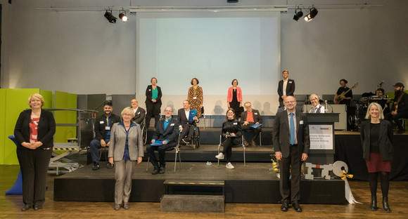 Gruppenbild von der Eröffnungsveranstaltung des Annelie-Wellensiek-Zentrums mit der ehemaligen Wissenschaftsministerin Theresia Bauer