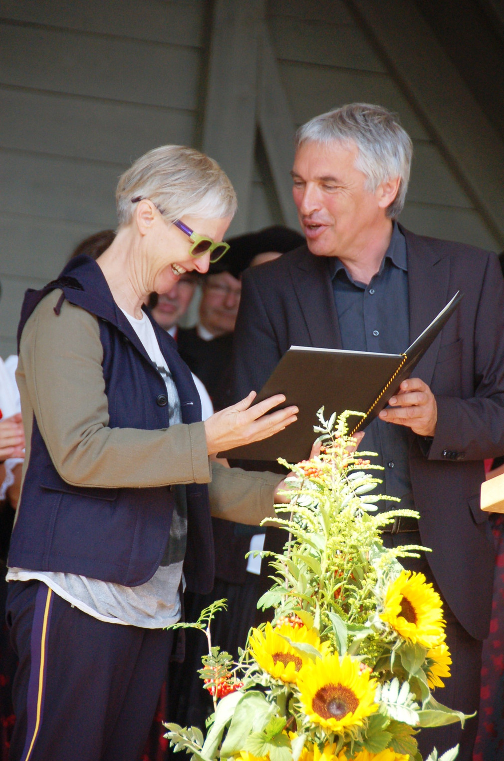 Karin Sander erhält den Hans-Thoma-Preis 2011: Staatssekretär Jürgen Walter überreicht Karin Sander die Preisträgerurkunde. Quelle: Kathrin Blum