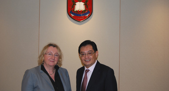 Reise des Wissenschaftsausschusses nach Singapur und Malaysia: Ministerin Bauer und Minister HENG Swee Keat im Ministerium für Bildung von Singapur