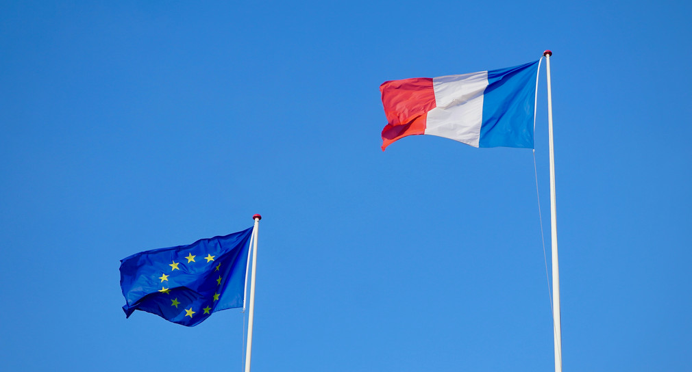 Foto der französischen und der Flagge der Europäischen Union