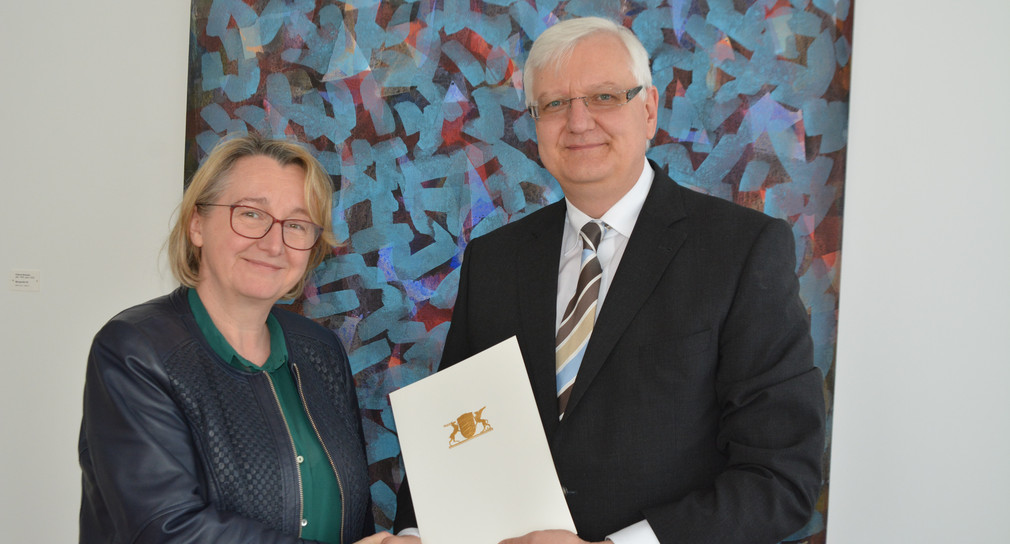 Ministerin Theresia Bauer überreicht Prof. Dr. Wolfgang Ernst die Ernennungsurkunde, Foto: MWK