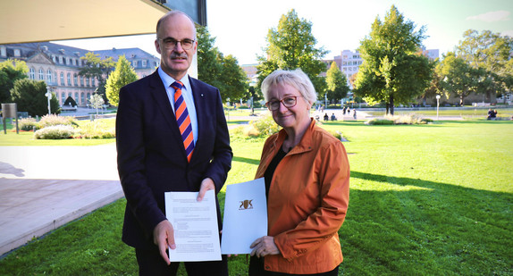 Ministerin Theresia Bauer und Prof. Dr. Volker Reuter vor dem Landtag