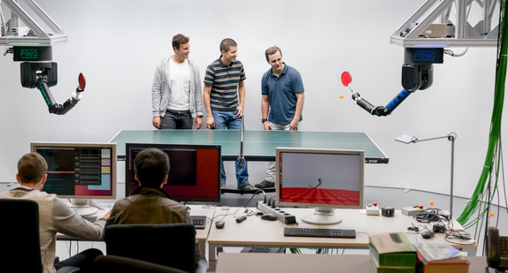 Zwei Roboter spielen im Labor der Abteilung für Empirische Inferenz des Max-Planck-Instituts für Intelligente Systeme in Tübingen Tischtennis gegeneinander.