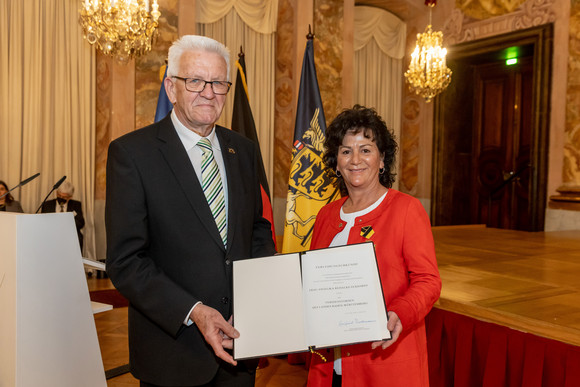 Auszeichnung Verdienstorden des Landes an 21 verdiente Persönlichkeiten Ministerpräsident Winfried Kretschmann (l.) und Angie Reinecke-Eckardt (r.)