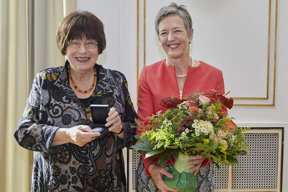 Auszeichnung Staufermedaille an Irene Flückiger Sutter Staatsrätin Gisela Erler (l.) und Irene Flückiger Sutter (r.) (Foto: Staatsministerium Baden-Württemberg)