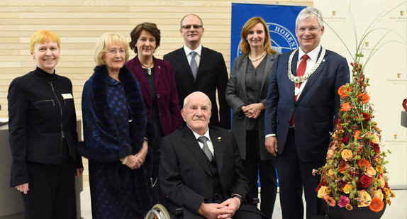 Gruppenbild (v.l.n.r.): Sibylle Müller (Leiterin Universitätsbauamt Stuttgart und Hohenheim), Lore Rettenmaier, Gisela Splett (Staatssekretärin im Ministerium für Finanzen Baden-Württemberg), Ulrich Steinbach (Ministerialdirektor im Ministerium für Wissenschaft, Forschung und Kunst), Isabel Fezer (Bürgermeisterin für Soziales, Jugend und Gesundheit der Stadt Stuttgart), Prof. Dr. Stephan Dabbert (Rektor der Universität Hohenheim), vorne Ehrensenator Otto Rettenmaier. Foto: Universität Hohenheim/Oscar Eyb