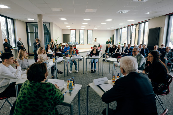 Schulbesuch Austausch zu Reformen für weiterführende Schulen Gesprächsrunde mit Ministerpräsident Winfried Kretschmann (vorne rechts) und Kultusministerin Theresa Schopper (vorne links)