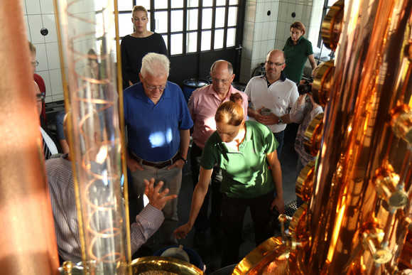 Sommertour Kretschmann wandert mit Bürgerinnen und Bürgern Loßburg: Ministerpräsident Winfried Kretschmann (l.) bei der Betriebsbesichtigung der Black Forest Distillers GmbH