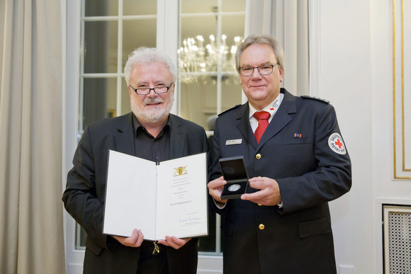 Auszeichnung Staufermedaille für Peter Kurz Staatsminister Klaus-Peter Murawski (l.) und Peter Kurz (r.)