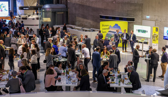 Europa Präsidentschaft der „Vier Motoren für Europa“ übergeben Teilnehmer im Mercedes-Benz Museum