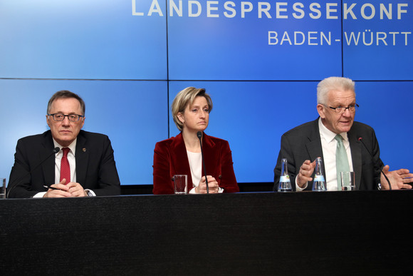 Pressekonferenz Landesregierung startet „Popup Labor BW“ Ministerpräsident Winfried Kretschmann (r.), Wirtschaftsministerin Nicole Hoffmeister-Kraut (M.) und der Technologiebeauftragte der Landesregierung, Professor Dr. Wilhelm Bauer (l.)
