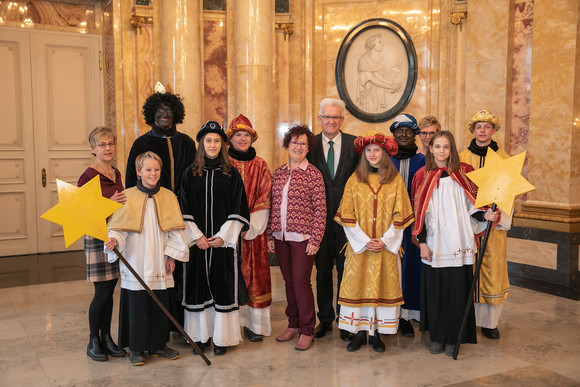 Tradition Kretschmann empfängt Sternsingergruppen Ministerpräsident Winfried Kretschmann und seine Frau Gerlinde (M.) mit den Sternsingern von St. Fidelis (Sigmaringen) (Bild: Staatsministerium Baden-Württemberg)