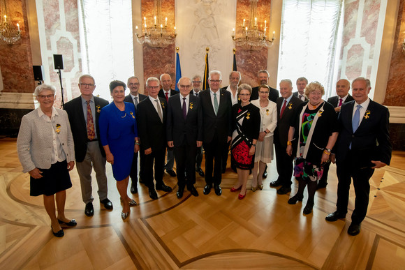 Auszeichnung Verdienstorden des Landes an 18 verdiente Persönlichkeiten Gruppenbild mit Ministerpräsident Winfried Kretschmann (M.) und den Ordensprätendenten (Bild: Staatsministerium Baden-Württemberg)