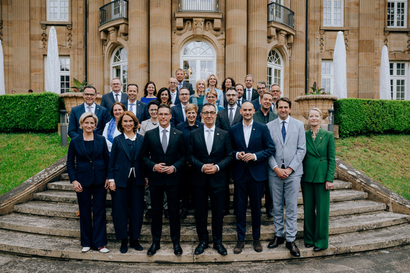MP Wahl 2026 vor der Villa Reitzenstein