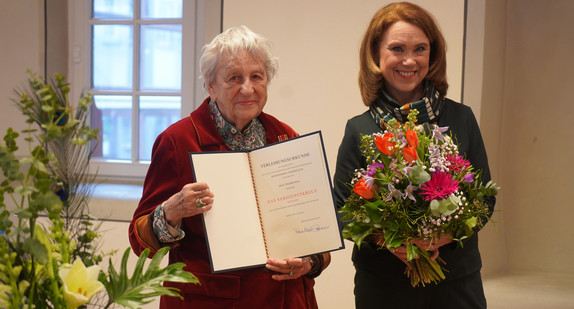 Ingrid Noll mit Bundesverdienstkreuz und Petra Olschowski (Wissenschaftsministerin BW)