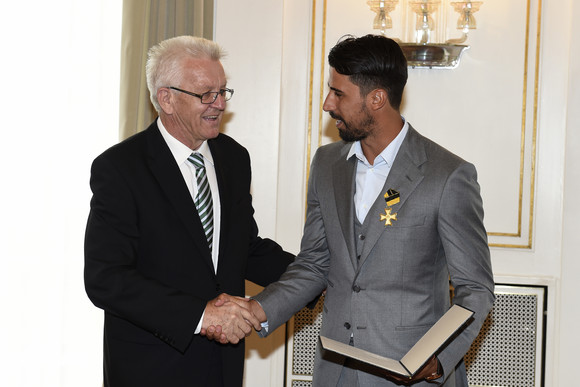 Auszeichnung Verdienstorden des Landes an Sami Khedira Ministerpräsident Winfried Kretschmann (l.) und Sami Khedira (r.)