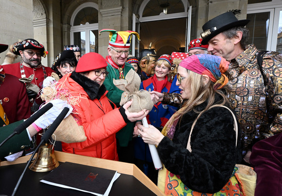Fastnacht Närrischer Staatsempfang der Landesregierung Gerlinde Kretschmann (links) übergibt eine Spende an die Schwäbische Tafel Stuttgart e.V.