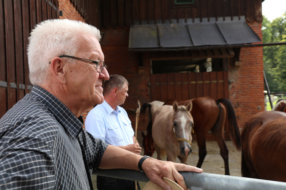 Sommertour Kretschmann wandert mit Bürgerinnen und Bürgern Wasserfallsteig in Bad Urach: Ministerpräsident Winfried Kretschmann (l.)