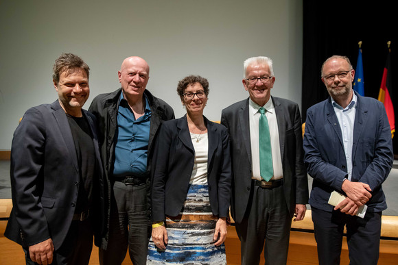 Demokratie Symposium „Demokratische Öffentlichkeit neu denken“ v.l.n.r.: Dr. Robert Habeck, Moderator Ralf Fücks, Prof. Dr. Jeanette Hofmann, Ministerpräsident Winfried Kretschmann und Bernd Ulrich