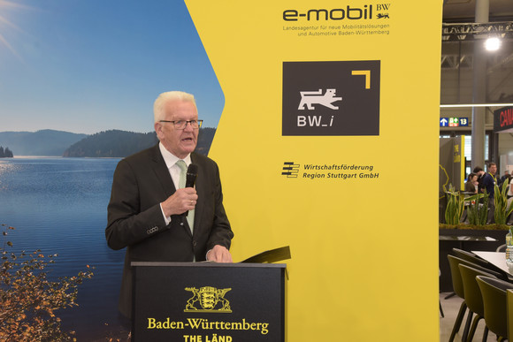 Wirtschaft Kretschmann besucht Hannover Messe Ministerpräsident Winfried Kretschmann bei der Eröffnung des Gemeinschaftsstandes von BW_i, e-mobil BW und Wirtschaftsförderung Region Stuttgart