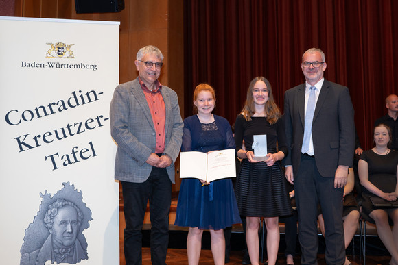 Staatssekretär Arne Braun eehrt 16 Amateurmusik-Vereine mit der Conradin-Kreutzer-Tafel