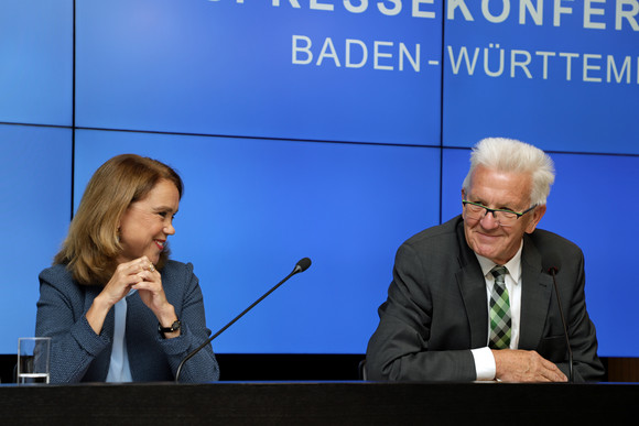 Pressekonferenz Radschnellwege und Kulturförderung Kunststaatssekretärin Petra Olschowski (l.) und Ministerpräsident Winfried Kretschmann (r.) bei der Regierungspressekonferenz (Bild: Staatsministerium Baden-Württemberg)