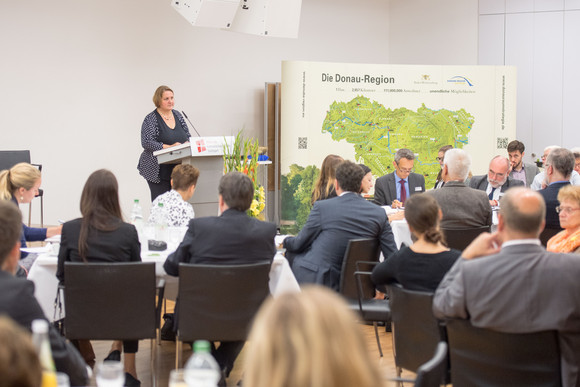 Donauraum Informations- und Beteiligungstag zur Donauraumstrategie Staatssekretärin Theresa Schopper (stehend) spricht zu den Teilnehmerinnen und Teilnehmern