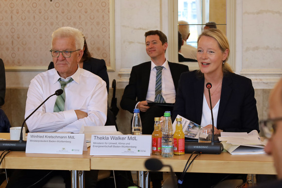 Wasserstoff Zweites Spitzengespräch Wasserstoffinfrastruktur Ministerpräsident Winfried Kretschmann (links) und Umwelt- und Energieministerin Thekla Walker rechts)