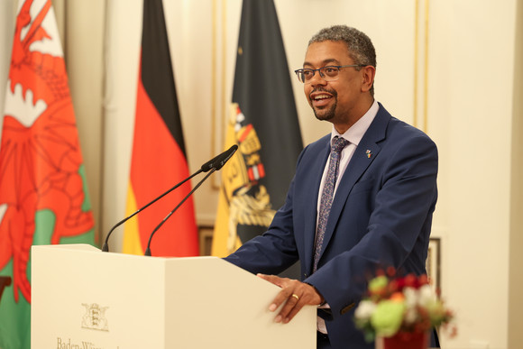 Europa Wales und Baden-Württemberg bauen Zusammenarbeit aus Der walisische Wirtschaftsminister Vaughan Gething bei seiner Ansprache.