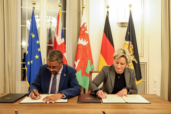 Europa Wales und Baden-Württemberg bauen Zusammenarbeit aus Wirtschaftsministerin Dr. Nicole Hoffmeister-Kraut (rechts) und der walisische Wirtschaftsminister Vaughan Gething (links) bei der Unterzeichnung einer gemeinsamen Erklärung zur Zusammenarbeit zwischen Baden-Württemberg und Wales.