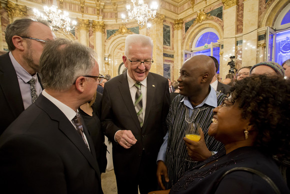 Empfang Neujahrsempfang der Landesregierung Ministerpräsident Winfried Kretschmann (M.) im Gespräch mit Gästen