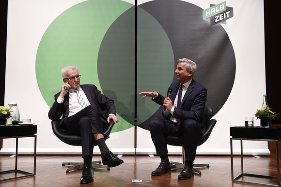ZWISCHENBILANZ Nüchtern betrachtet erfolgreich – Kretschmann und Strobl in Bruchsal Ministerpräsident Winfried Kretschmann (l.) und Innenminister Thomas Strobl (r.) (Bild: Staatsministerium Baden-Württemberg)