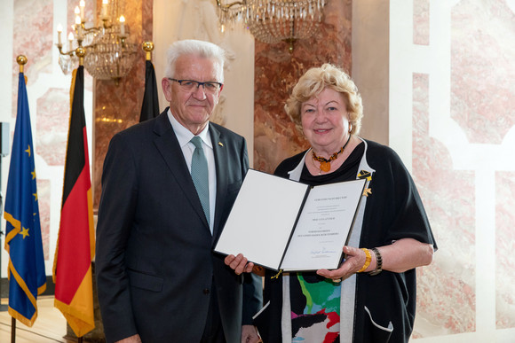 Auszeichnung Verdienstorden des Landes an 18 verdiente Persönlichkeiten Ministerpräsident Winfried Kretschmann (l.) und Uta Lüttich (r.) (Bild: Staatsministerium Baden-Württemberg)