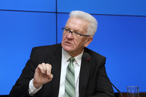 Pressekonferenz Coronavirus, Innenpolitik und Digitalisierung Ministerpräsident Winfried Kretschmann bei der Regierungspressekonferenz (Bild: Staatsministerium Baden-Württemberg)