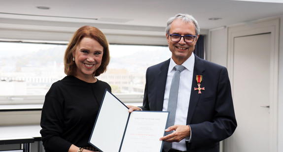 Wissenschaftsministerin Petra Olschowski zeichnet Professor Dr. Gerhard Schneider mit dem Bundesverdienstkreuz aus