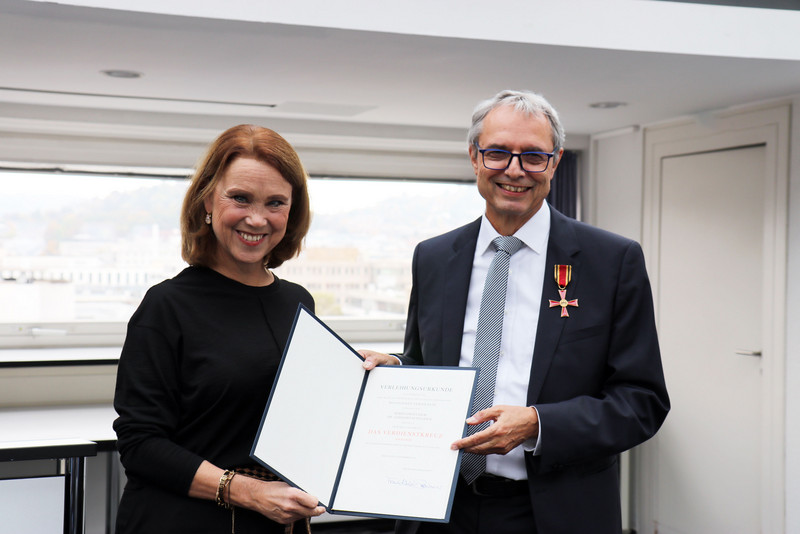 Wissenschaftsministerin Petra Olschowski zeichnet Professor Dr. Gerhard Schneider mit dem Bundesverdienstkreuz aus