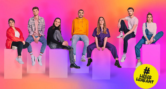 Symbolbild: mehrere Lehramtsstudierende auf Hockern