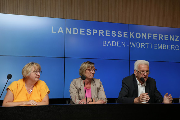 Pressekonferenz Sanierungsoffensive für die Universitätskliniken des Landes Ministerpräsident Winfried Kretschmann (r.), Finanzministerin Edith Sitzmann (M.) und Wissenschaftsministerin Theresia Bauer (l.)