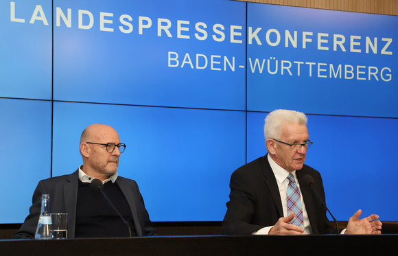 Pressekonferenz Rekordförderung für kommunale Nahverkehrsprojekte Ministerpräsident Winfried Kretschmann (r.) und Verkehrsminister Winfried Hermann (l.) (Bild: Staatsministerium Baden-Württemberg)