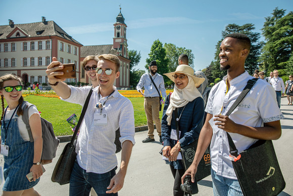 Forschung Nobelpreisträger-Schifffahrt 2019 Ankunft auf der Insel Mainau (Bild: © Staatsministerium Baden-Württemberg)