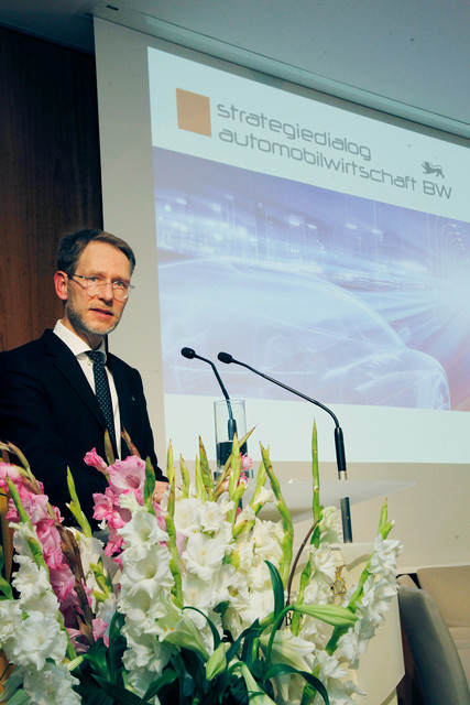 Strategiedialog Automobilwirtschaft Lenkungskreis übergibt Impulspapier an Europäische Kommission Eröffnung der öffentlichen Veranstaltung durch Staatssekretär Dr. Florian Stegmann (Bild: © Alexander Louvet)
