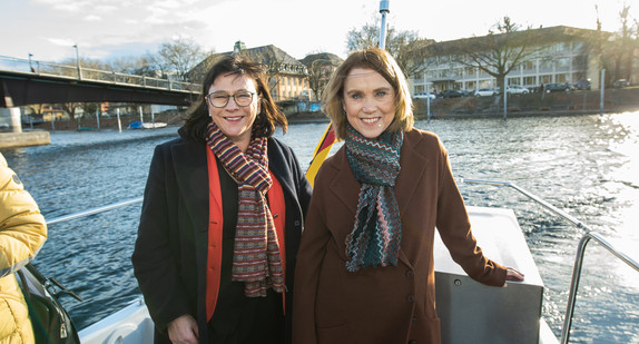 Die Ministerin auf einem Boot beim Antrittsbesuch an der HTWG Konstanz. 