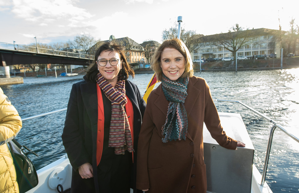 Die Ministerin auf einem Boot beim Antrittsbesuch an der HTWG Konstanz. 
