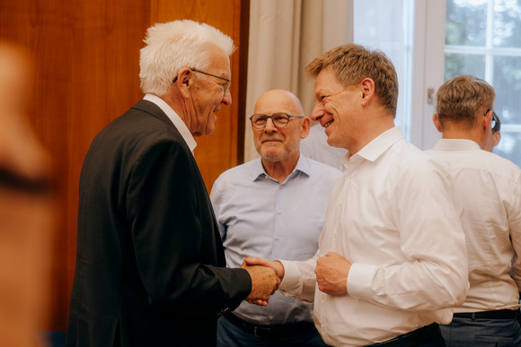 Schienenverkehr Bahngipfel in Stuttgart Ministerpräsident Winfried Kretschmann (links), Verkehrsminister Winfried Hermann (Mitte) und der Vorstandsvorsitzende der Deutschen Bahn AG, Dr. Richard Lutz (rechts)