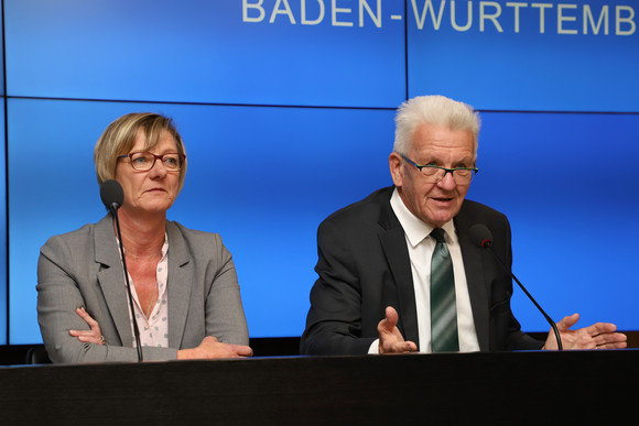Pressekonferenz Kabinett beschließt Nachtragshaushalt 2018/19 Ministerpräsident Winfried Kretschmann (r.) und Finanzministerin Edith Sitzmann (l.) (Bild: Staatsministerium Baden-Württemberg)