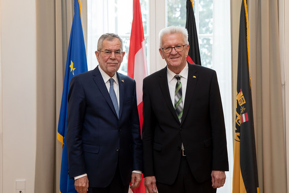 Besuch Österreichischer Bundespräsident besucht Baden-Württemberg Der österreichische Bundespräsident Dr. Alexander Van der Bellen (l.) und Ministerpräsident Winfried Kretschmann (r.) (Bild: Staatsministerium Baden-Württemberg)