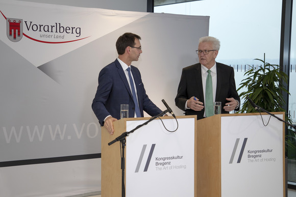 Delegationsreise Kretschmann besucht Vorarlberg Ministerpräsident Winfried Kretschmann (r.) und Vorarlbergs Landeshauptmann Markus Wallner (l.) bei einer Pressekonferenz (Bild: Staatsministerium Baden-Württemberg)