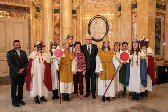 Tradition Kretschmann empfängt Sternsingergruppen Ministerpräsident Winfried Kretschmann und seine Frau Gerlinde (M.) mit den Sternsingern der Kirchengemeinde St. Georg (Königswald) (Bild: Staatsministerium Baden-Württemberg)