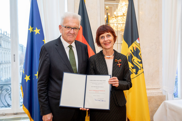 Tag des Ehrenamtes Kretschmann würdigt besonderes ehrenamtliches Engagement Ministerpräsident Winfried Kretschmann (l.) und Dorothee Kraus-Prause (r.) (Bild: Staatsministerium Baden-Württemberg)