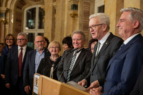 Neujahrsempfang der Landesregierung „Baden-Württemberg: weltweit vernetzt“ Ministerpräsident Winfried Kretschmann (2.v.r.) bei seiner Ansprache (Bild: Staatsministerium Baden-Württemberg)